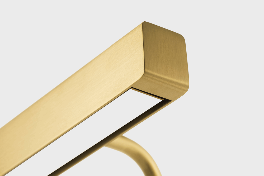 Anour :: T-Modell Schreibtischlampe, Höhe 30 cm, Messing gebürstet