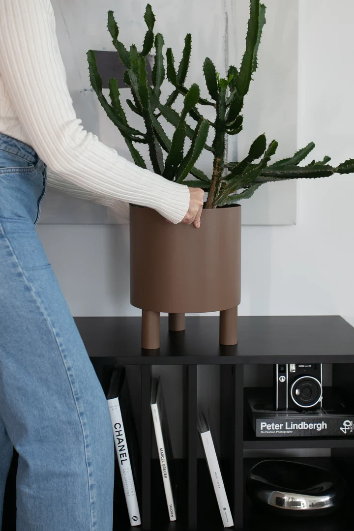 Loft Decora :: Blumentopf auf Beinen aus blauem Metall Bom, Höhe 30 cm