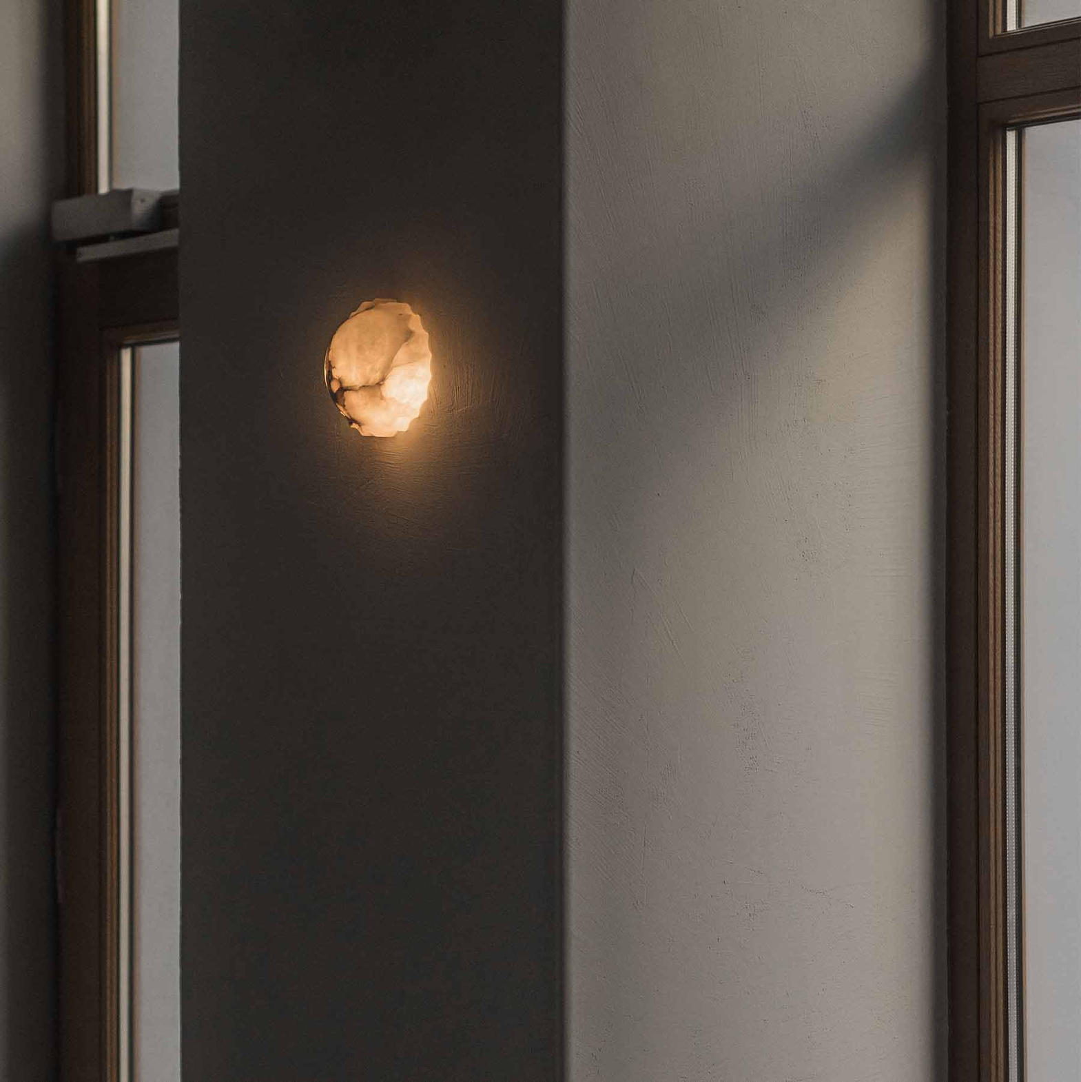 Embassy Interiors :: Lampa ścienna / Kinkiet Elektra alabaster śr. 15 cm biała