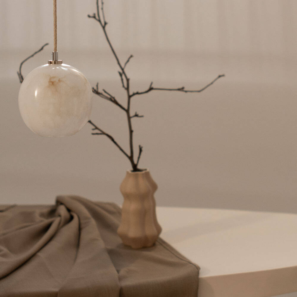 Embassy Interiors :: Selene pendant lamp, diameter 16 cm, alabaster, brass finish