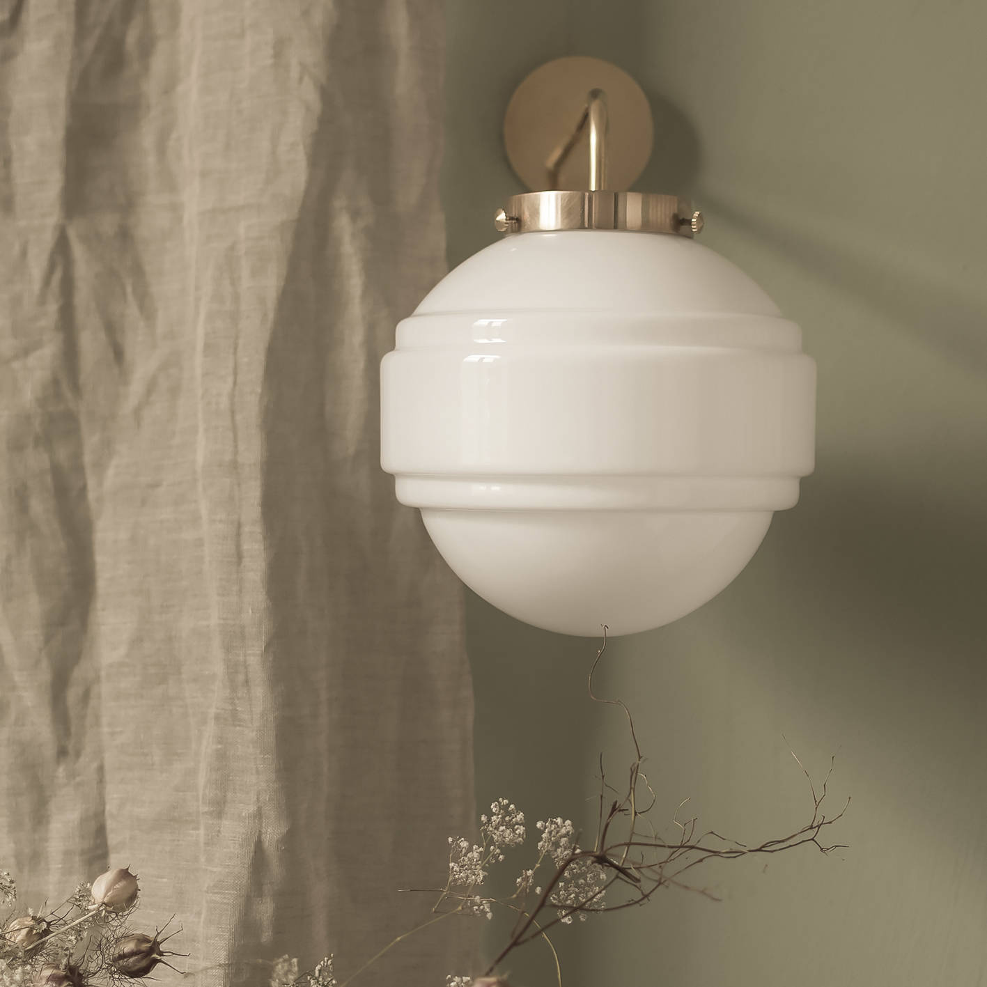  Embassy Interiors :: Glass wall lamp Saturn white with flat mount, H: 36.5 cm