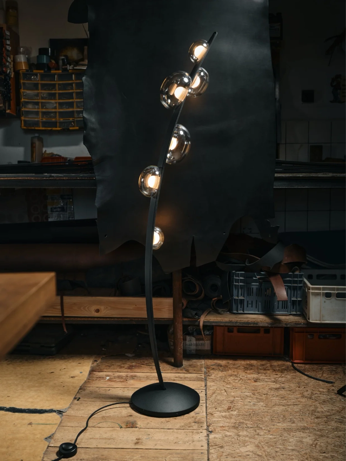 Bomma :: Dew Drops Stehleuchte, Höhe 162,4 cm, schwarzes veganes Leder