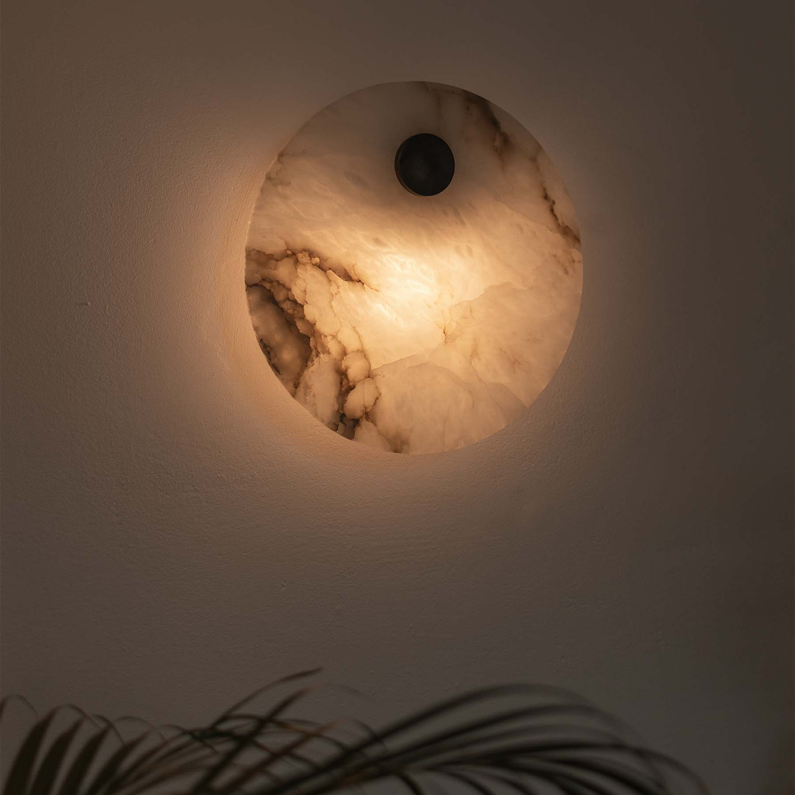 Embassy Interiors :: Eos Alabaster Wandleuchte / Wandleuchte, Durchmesser 30 cm, weißer Alabaster / Messing mit Patina