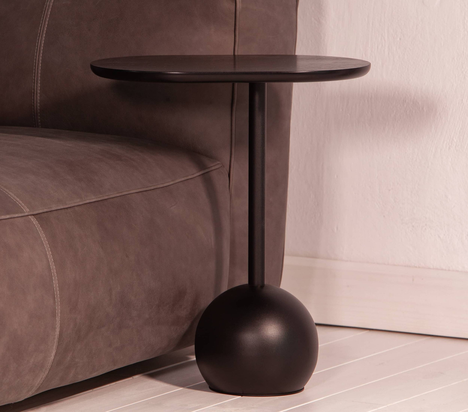 Nordifra :: Boll 500 Tisch aus schwarzem Metall, Breite 45 cm, Platte aus schwarzem Eichenfurnier