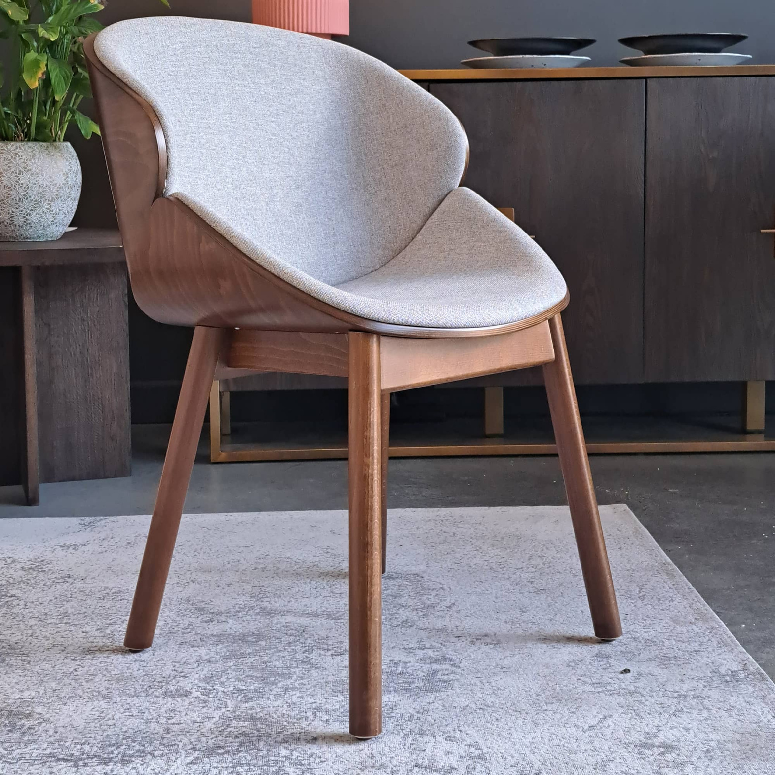 Paged :: Aria Big WW Polstersessel, graues Buchenholz