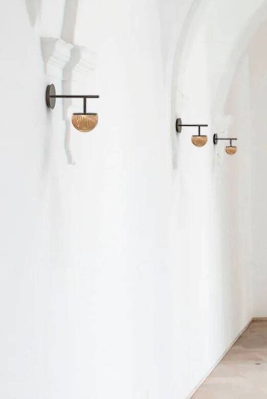 Robin :: Roi Single Arm wall lamp/sconce, gold-smoke, depth 22 cm