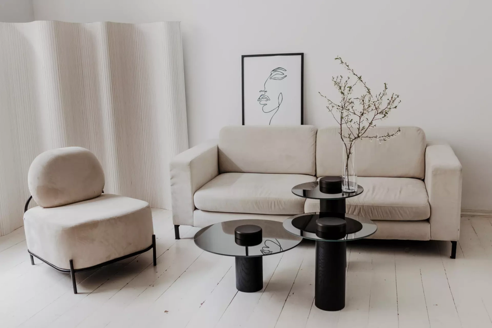 Nordifra :: Stolik Tyk okrągły dąb czarny blat lustro tytanowe wys. 57 cm